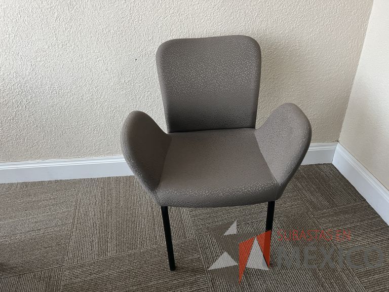 Lote 030 - 2 Sillas de visita, asiento y respaldo en tela color gris