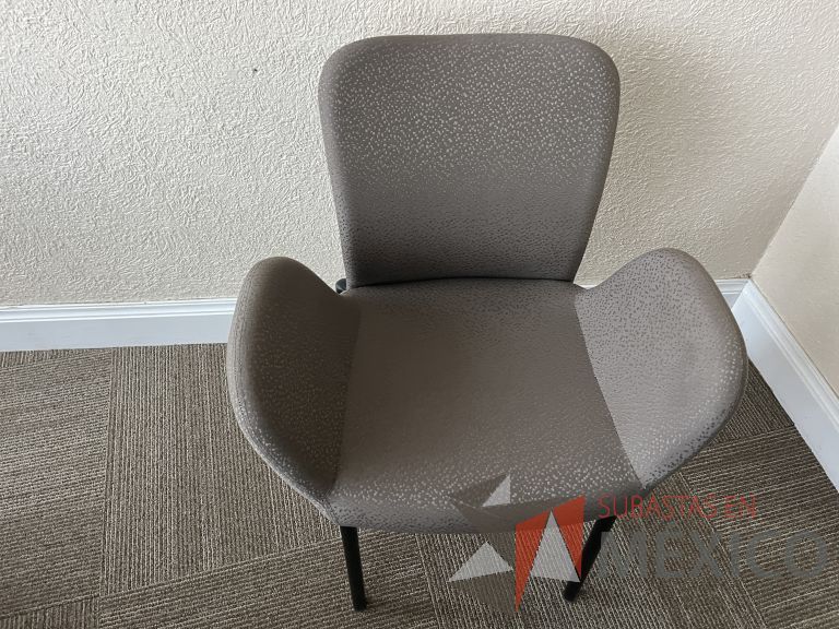 Lote 030 - 2 Sillas de visita, asiento y respaldo en tela color gris - Imagen 3