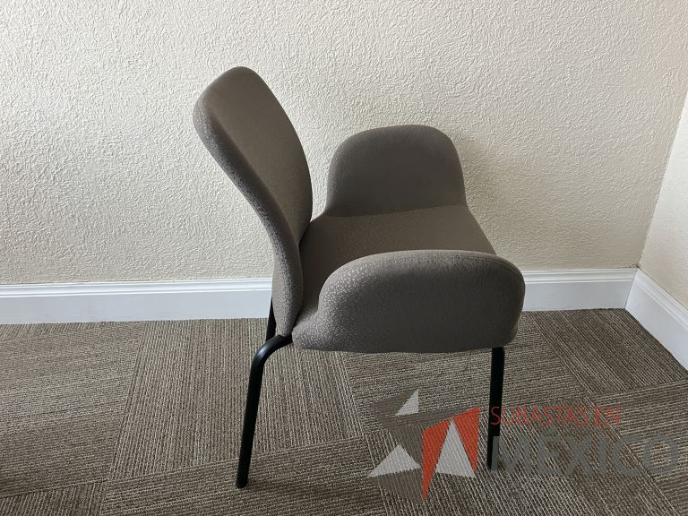 Lote 030 - 2 Sillas de visita, asiento y respaldo en tela color gris - Imagen 4