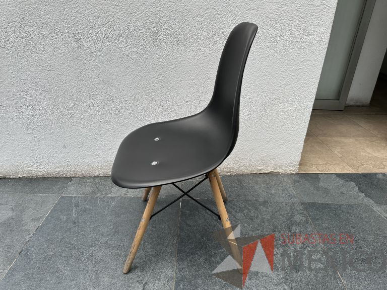Lote 002 - 2 Sillas fijas, asiento y respaldo en plástico color negro - Imagen 2