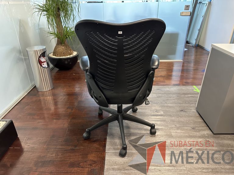 Lote 001 - 2 Sillas ejecutivas con ruedas, descansabrazos, respaldo en malla y asiento - Imagen 12