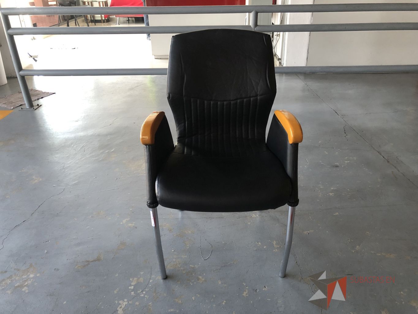 Lote 022 - Silla de vitisa con asiento y respaldo color negro