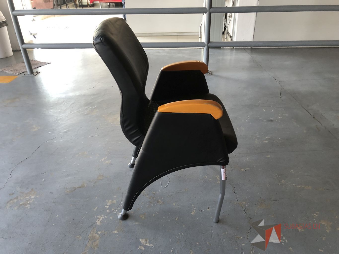 Lote 022 - Silla de vitisa con asiento y respaldo color negro - Imagen 2