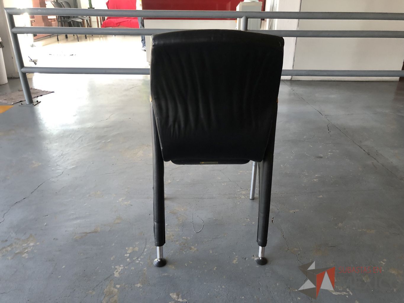 Lote 022 - Silla de vitisa con asiento y respaldo color negro - Imagen 3