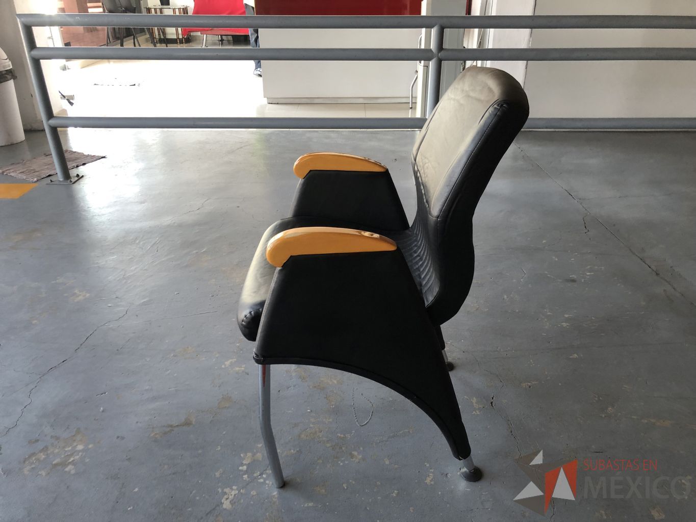 Lote 022 - Silla de vitisa con asiento y respaldo color negro - Imagen 5