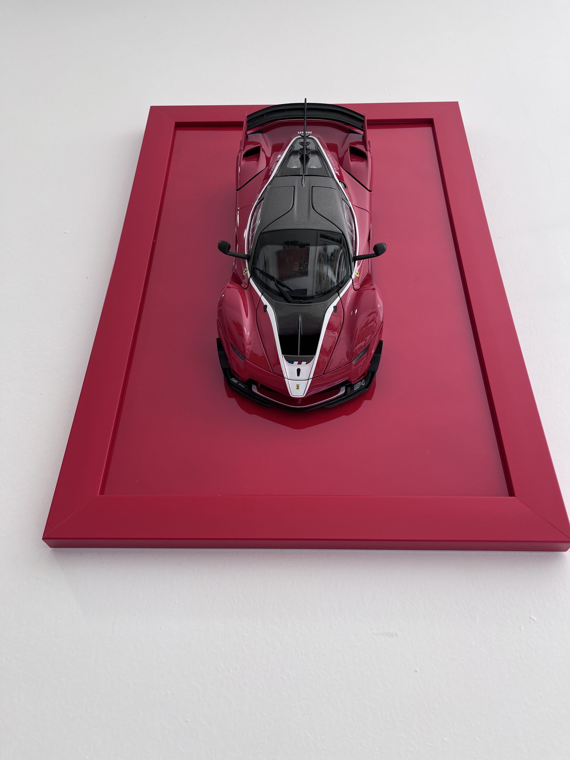 Lote 010 - Ferrari FXXK EVO, Escultura, Escala 1/18cm, 45 x 31cm - Imagen 2