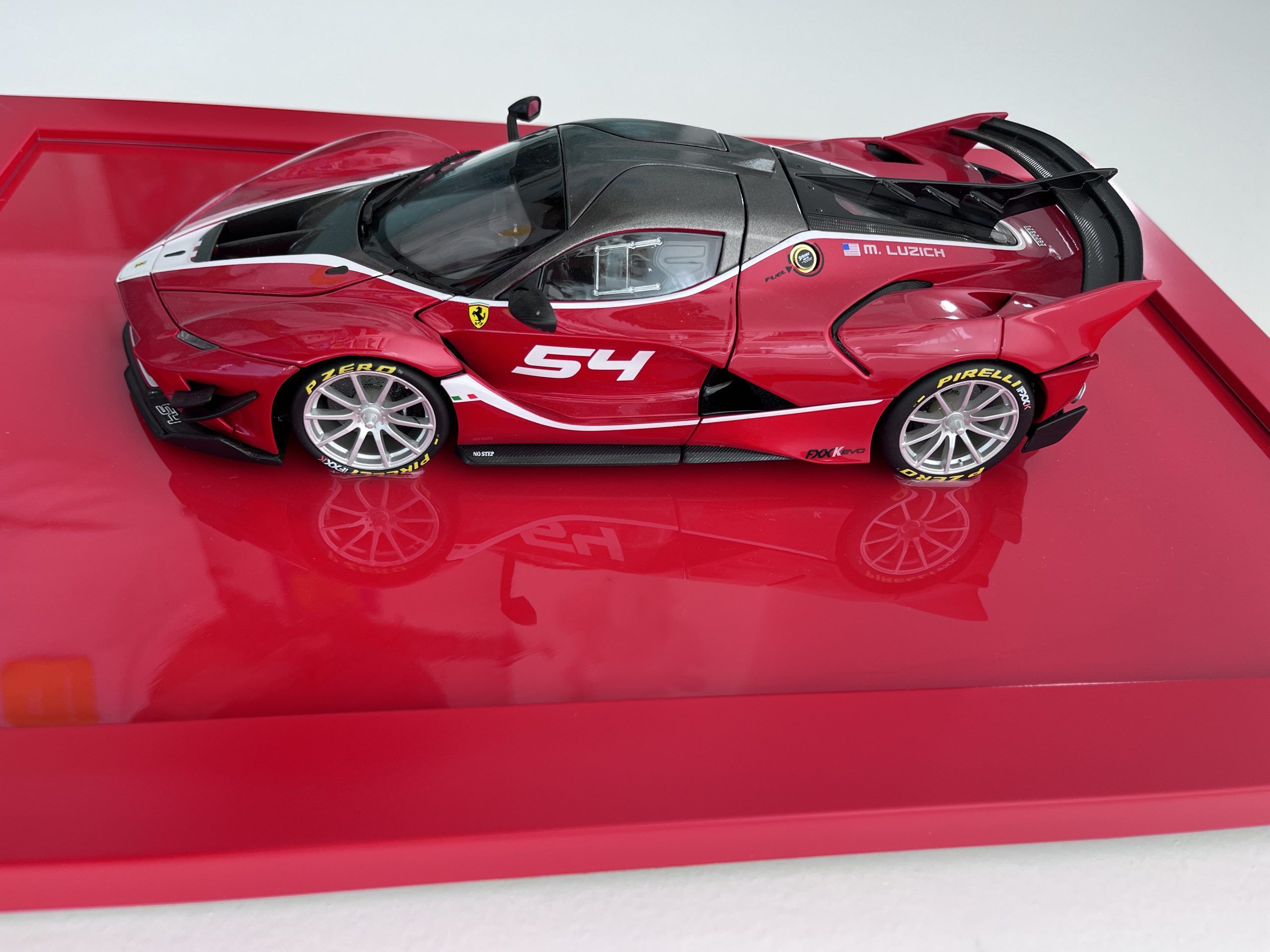Lote 010 - Ferrari FXXK EVO, Escultura, Escala 1/18cm, 45 x 31cm