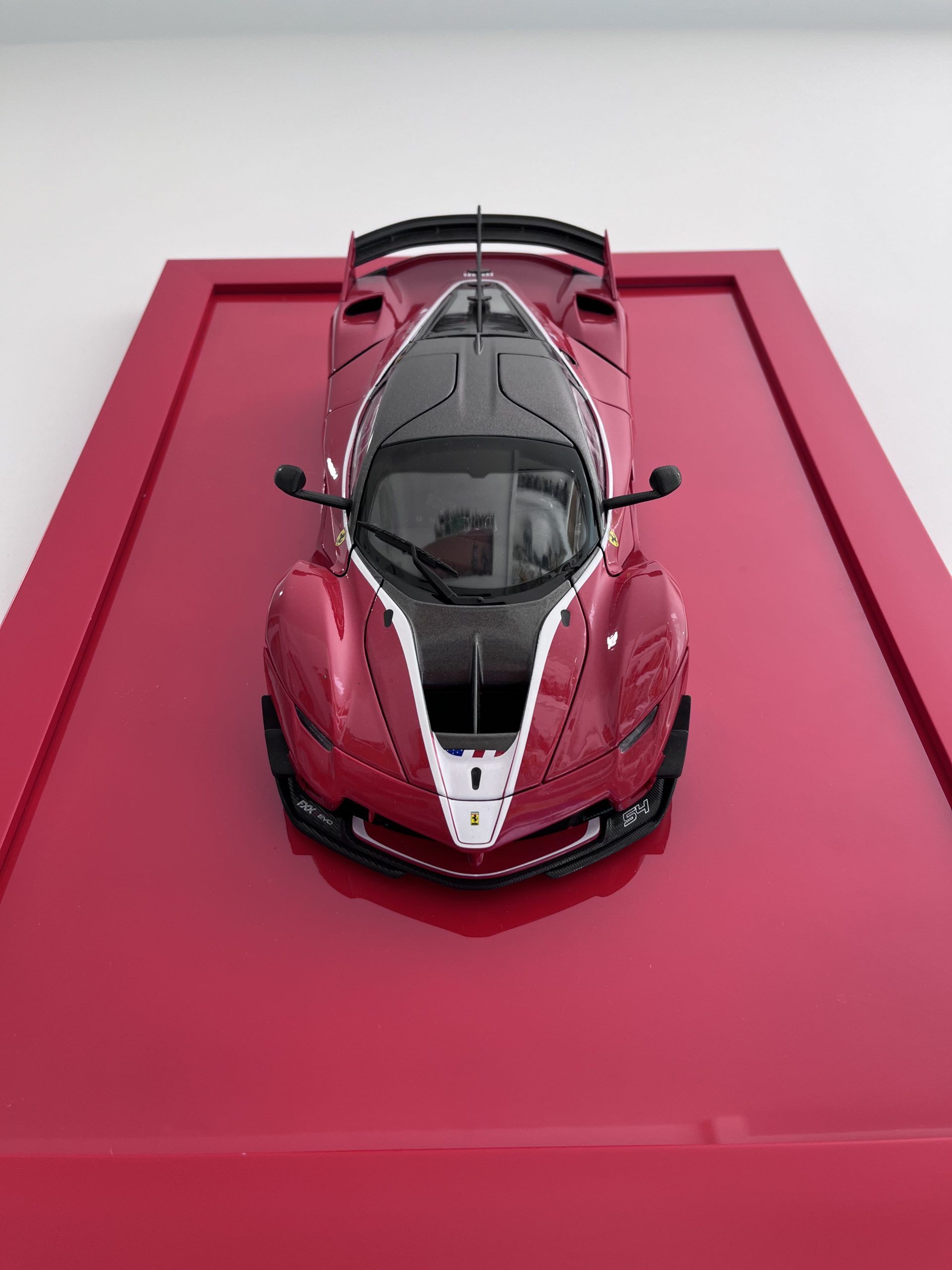 Lote 010 - Ferrari FXXK EVO, Escultura, Escala 1/18cm, 45 x 31cm - Imagen 3