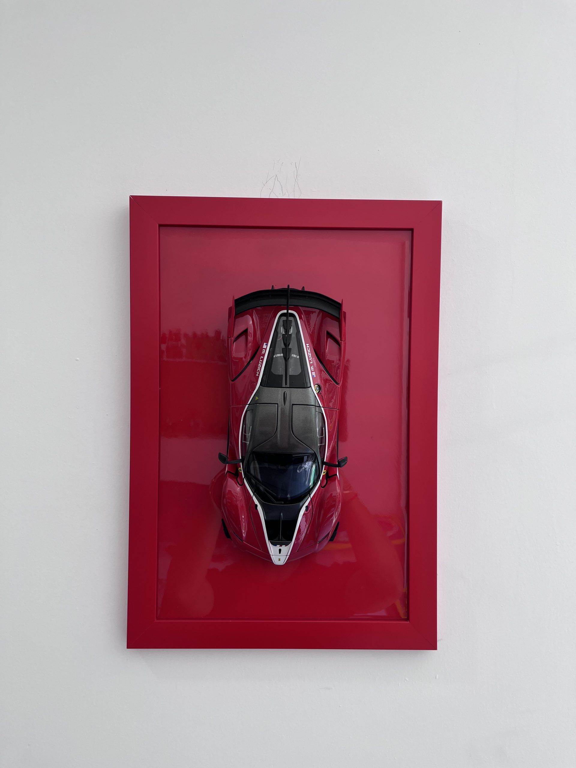 Lote 010 - Ferrari FXXK EVO, Escultura, Escala 1/18cm, 45 x 31cm - Imagen 4