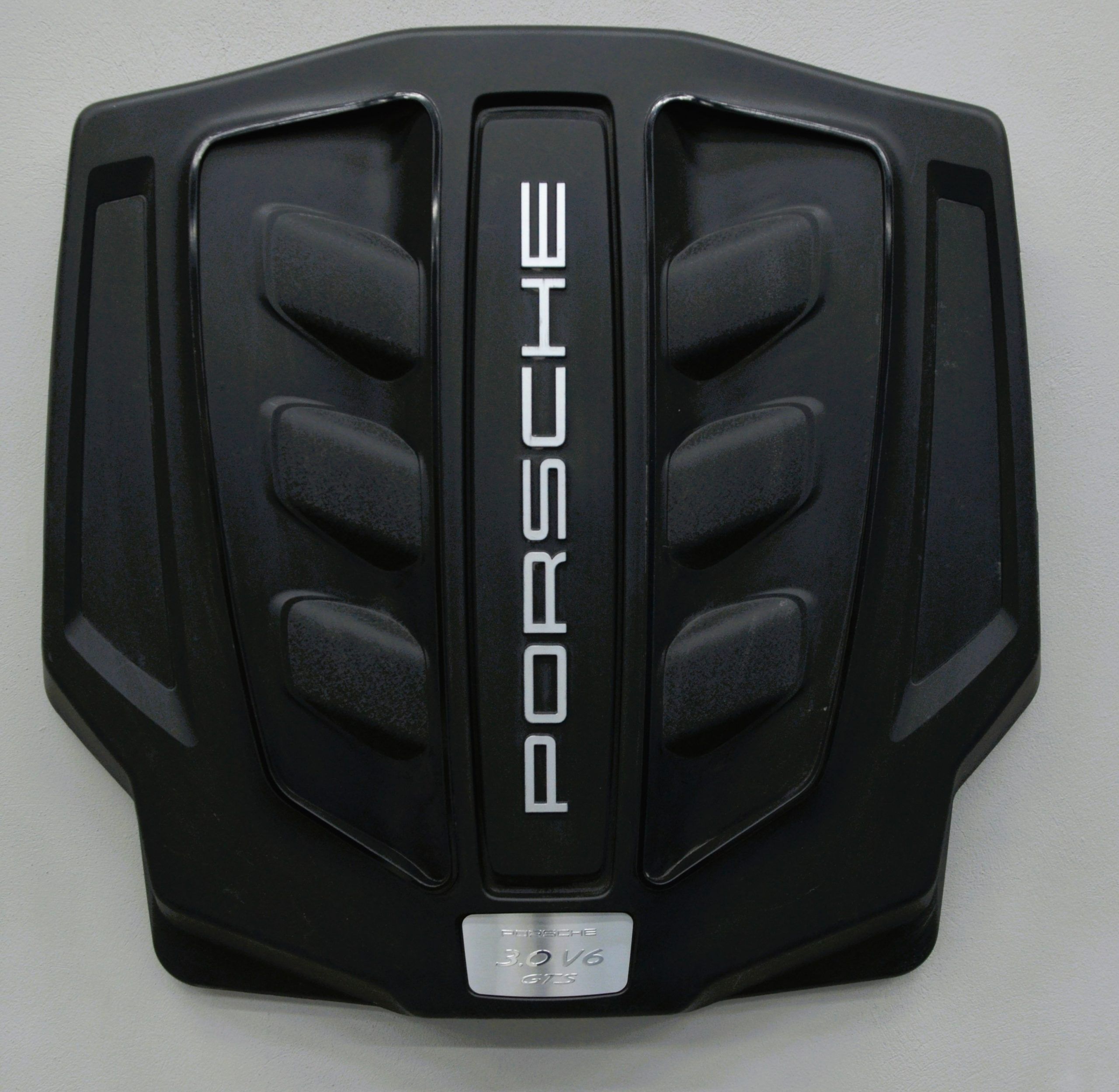 Lote 011 - Una tapa de motor Porsche V6 3L, diametro 68cm