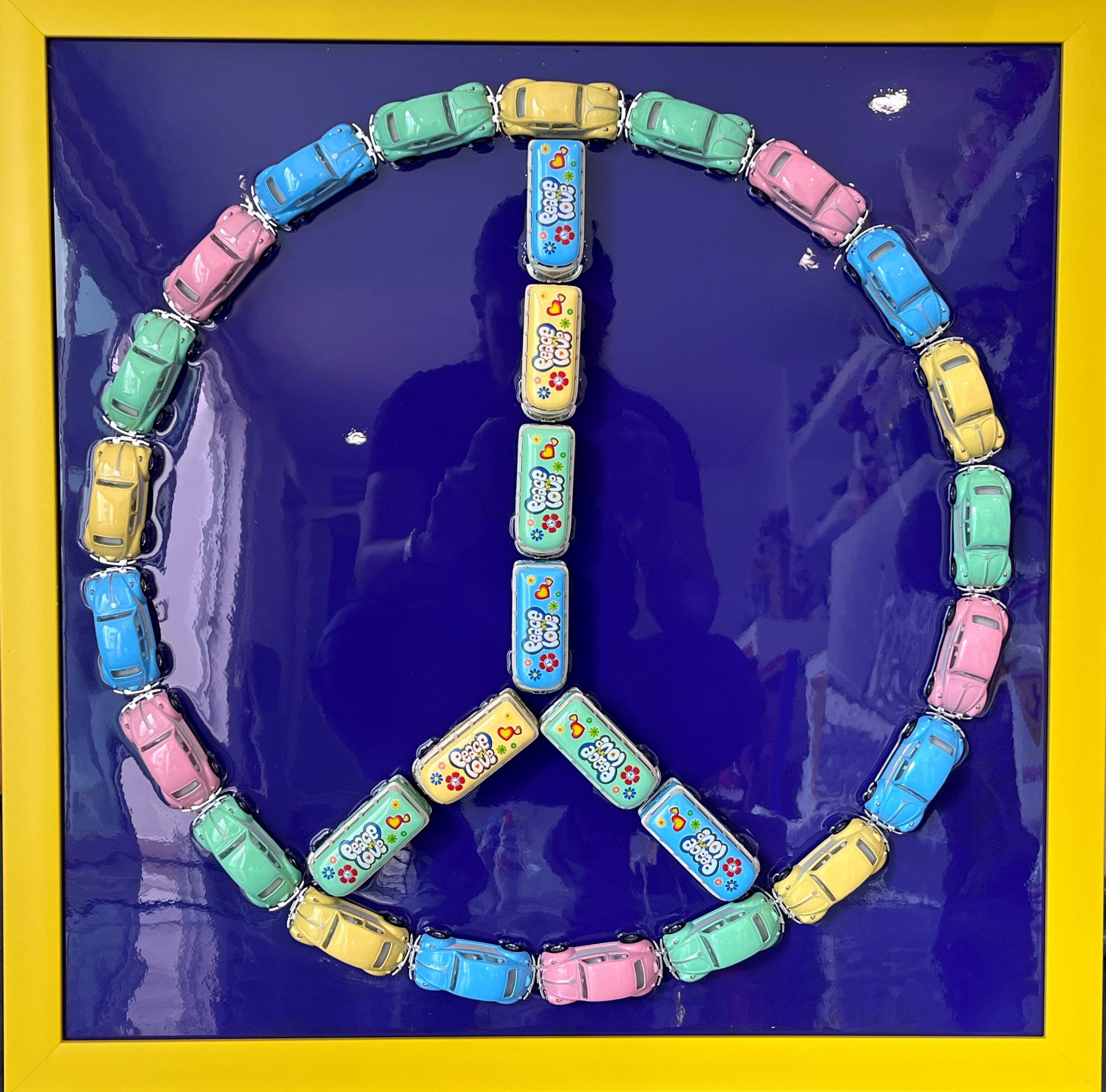 Lote 024 - Peace and Cars. Fibra de vidrio y resina