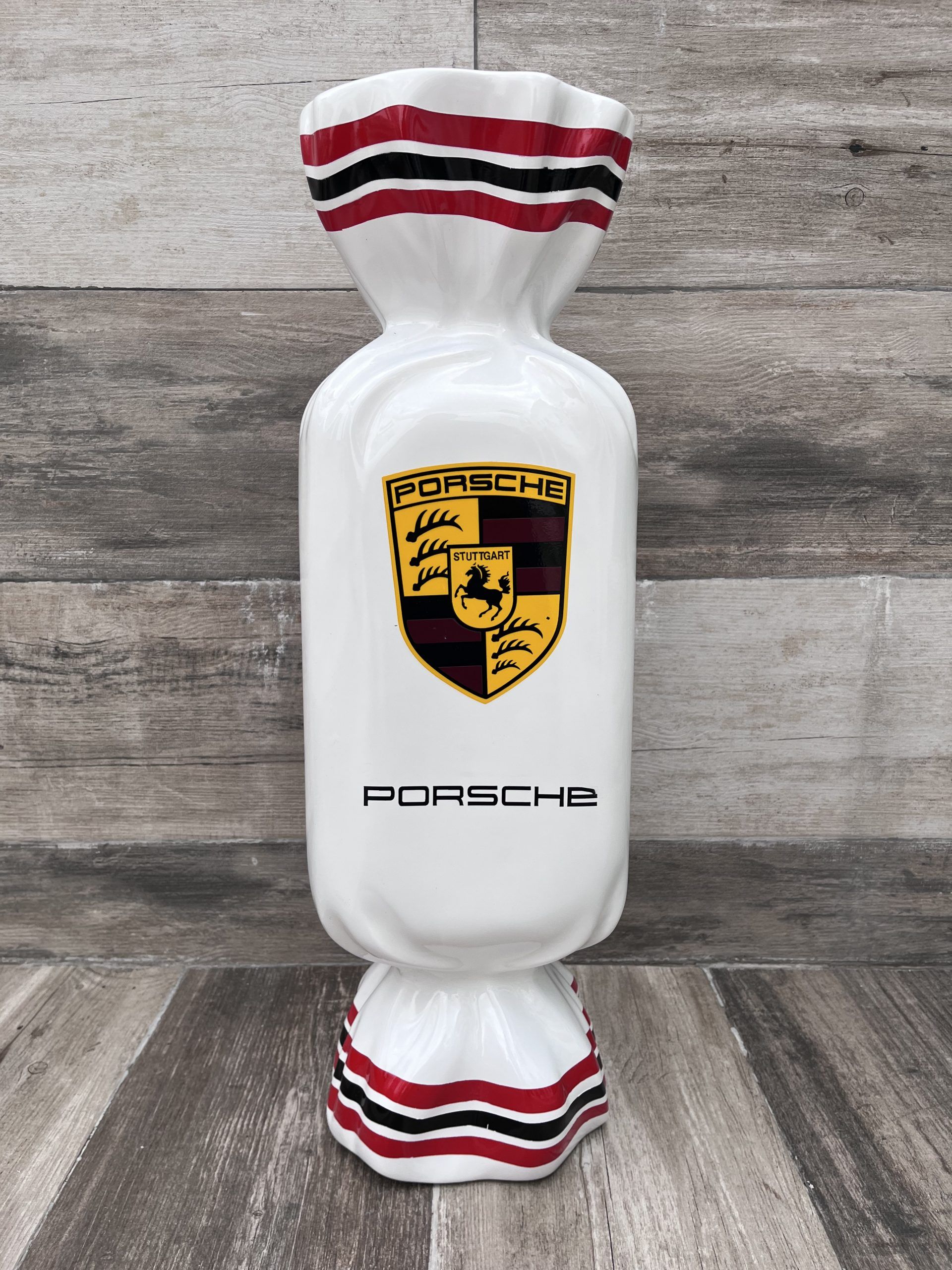 Lote 029 - PORSCHE. Escultura en forma de "Candy", en fibra de vidrio, 60cm altura