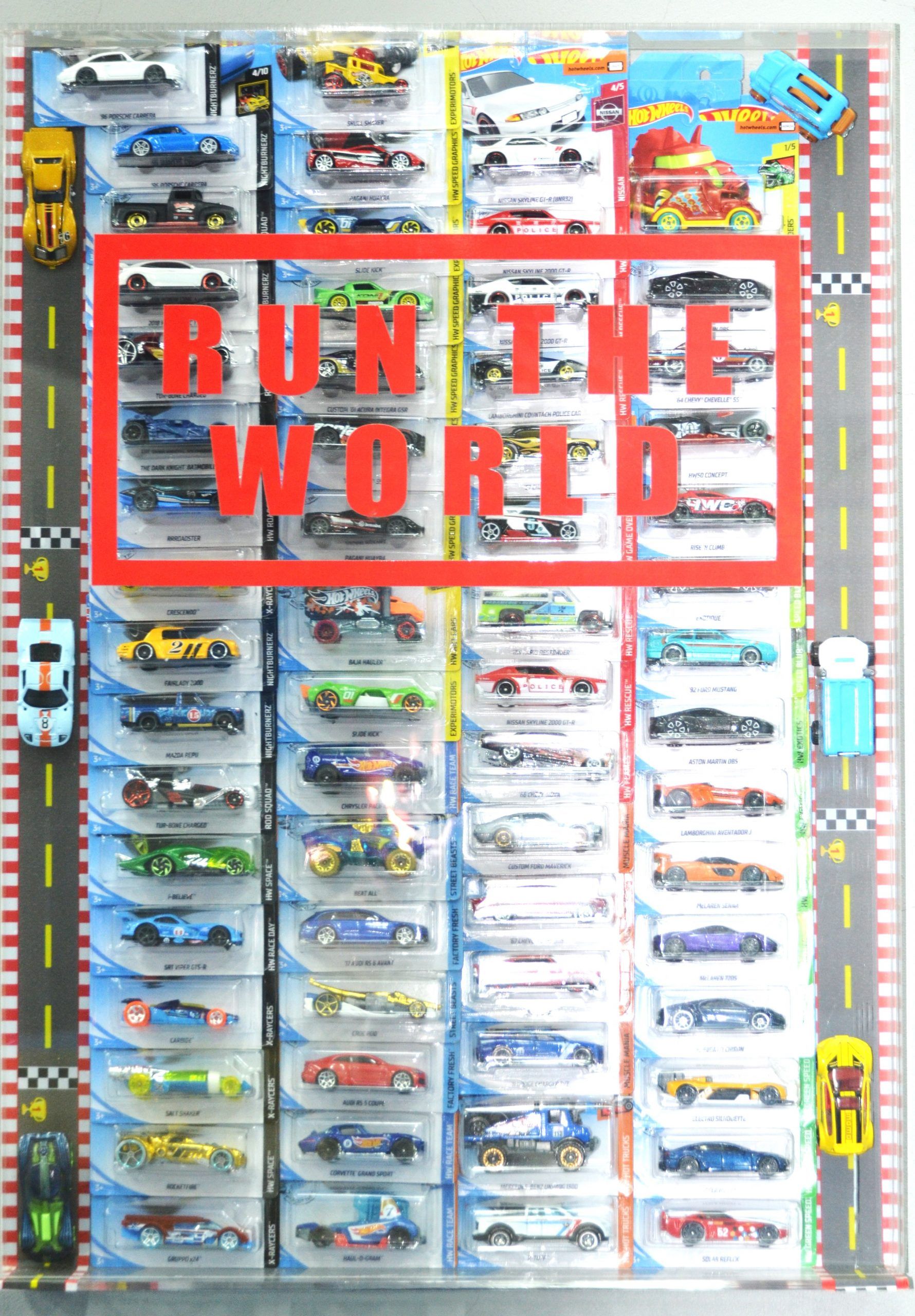 Lote 030 - Run the world. Fibra de vidrio y resina, 51cm x 71cm con ~60 Hotwheels