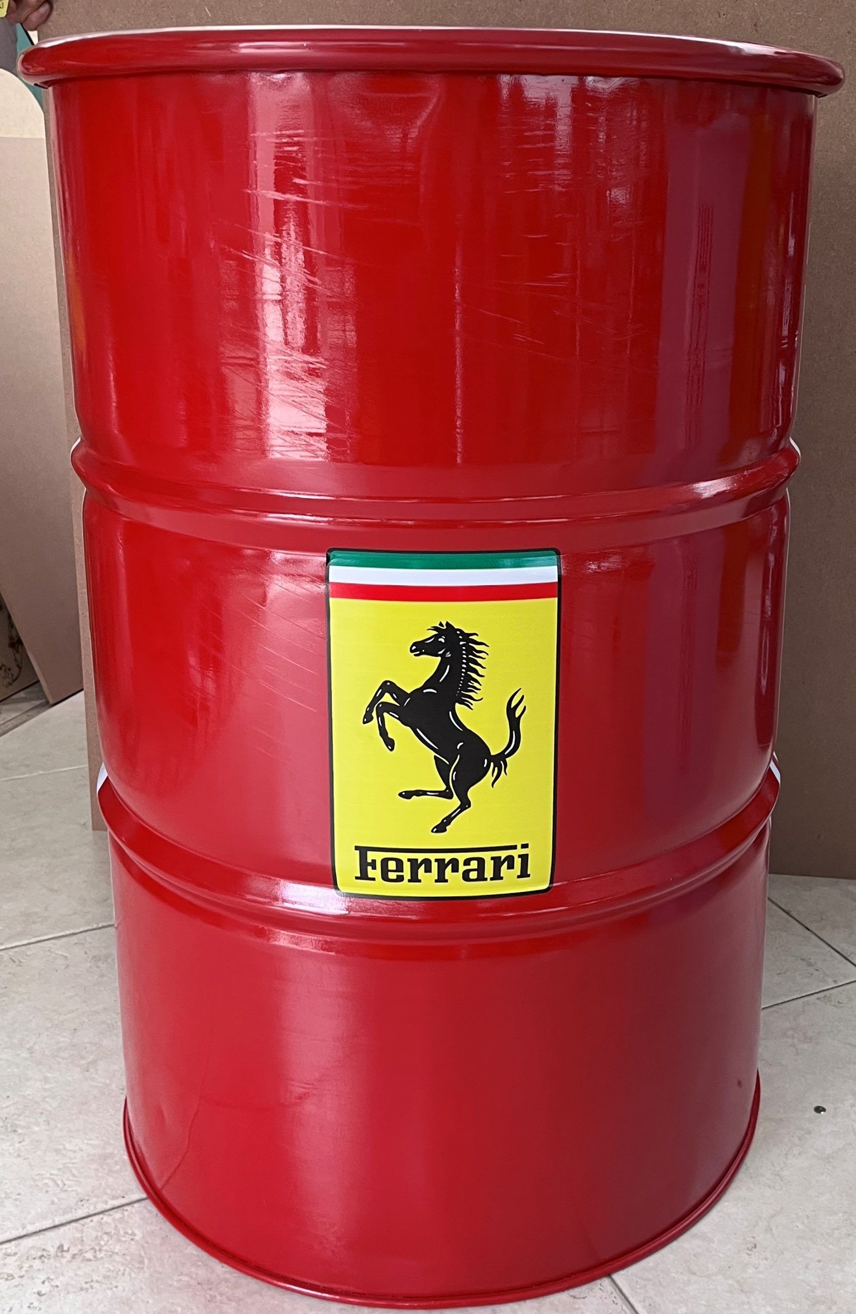 Lote 031 - Barril decorativo marcado Ferrari, altura 110cm