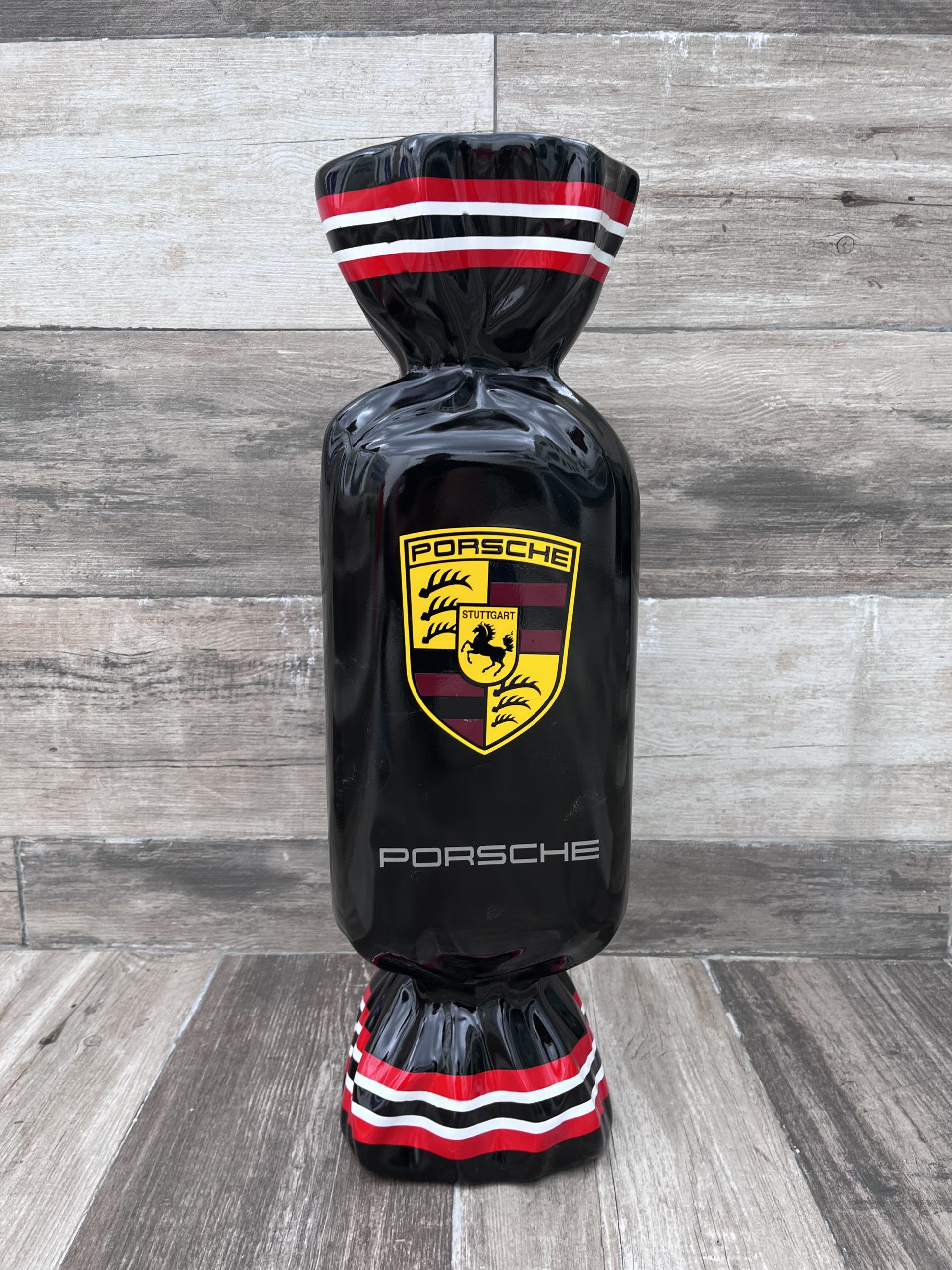 Lote 034 - PORSCHE. Escultura en forma de "Candy" Fibra de vidrio, 60cm altura - Imagen 2