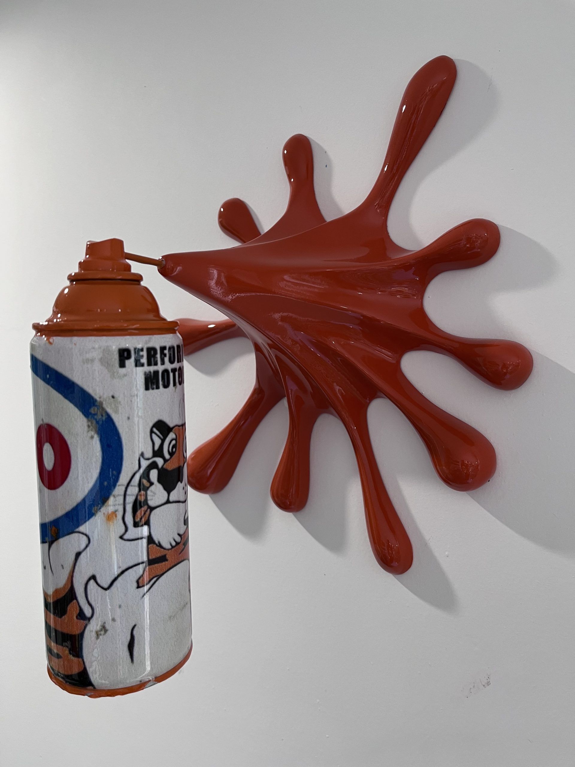 Lote 040 - Escultura : Splash Esso. Fibra de vidrio y resina, 15cm altura, diámetro 35cm