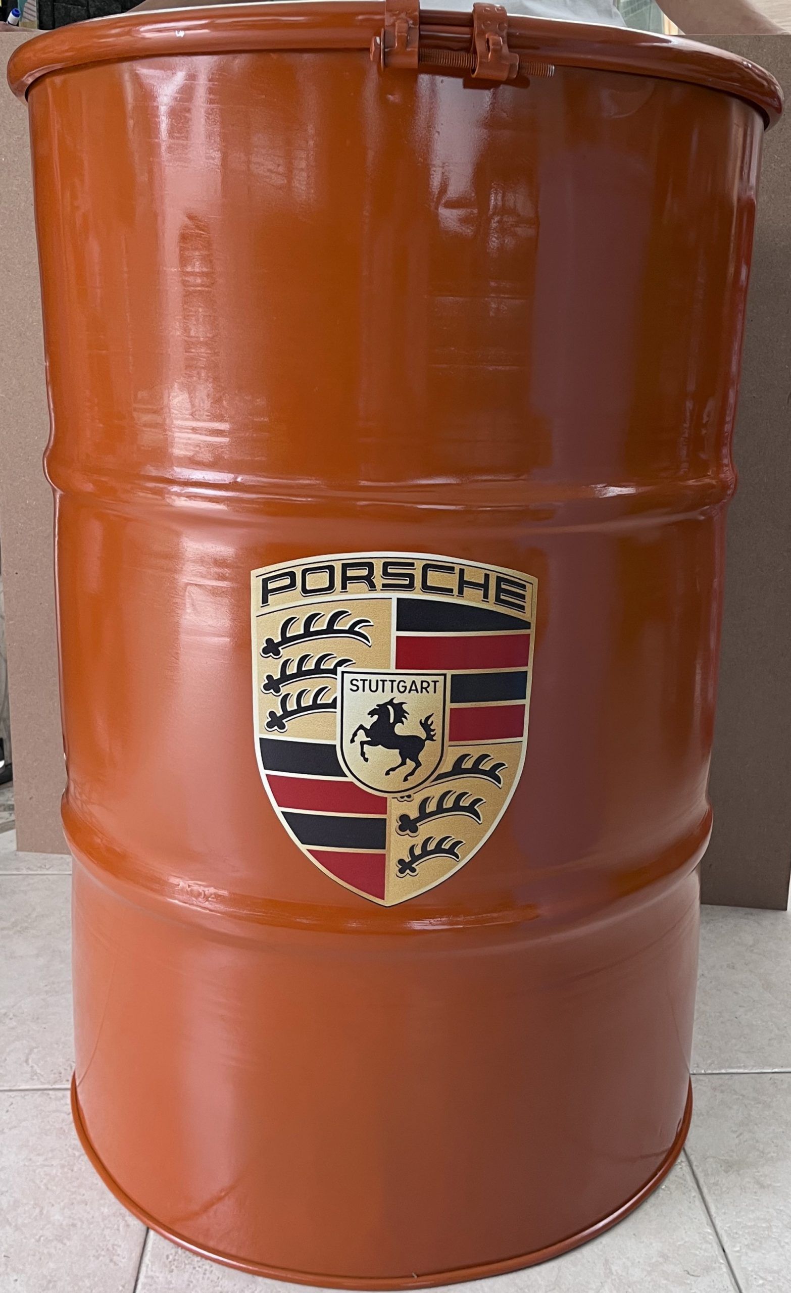 Lote 043 - Barril marcado Porsche por un lado y por el otro el emblema de la marca. Altura 110cm
