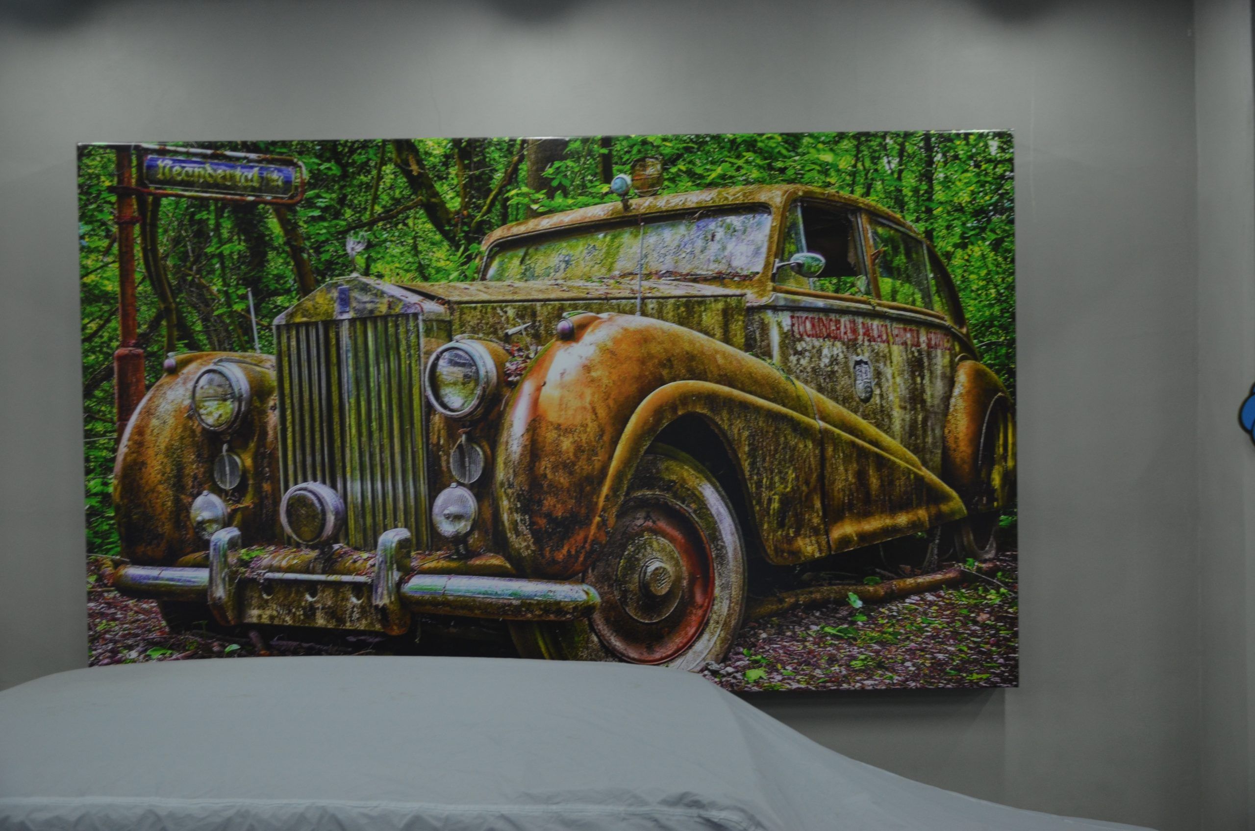 Lote 044 - Rolls Royce. Impresión sobre vinil y soporte (bastidor) de metal, 180 x 298 cm