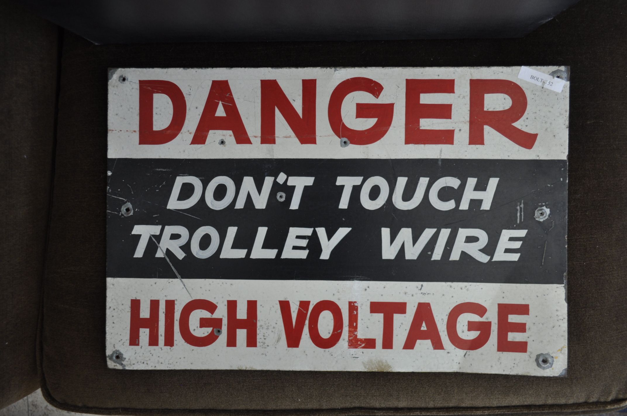 Lote 056 - Placa esmaltada, antigua, Danger Don't touche trolley wire High Voltage , 32 x 28cm