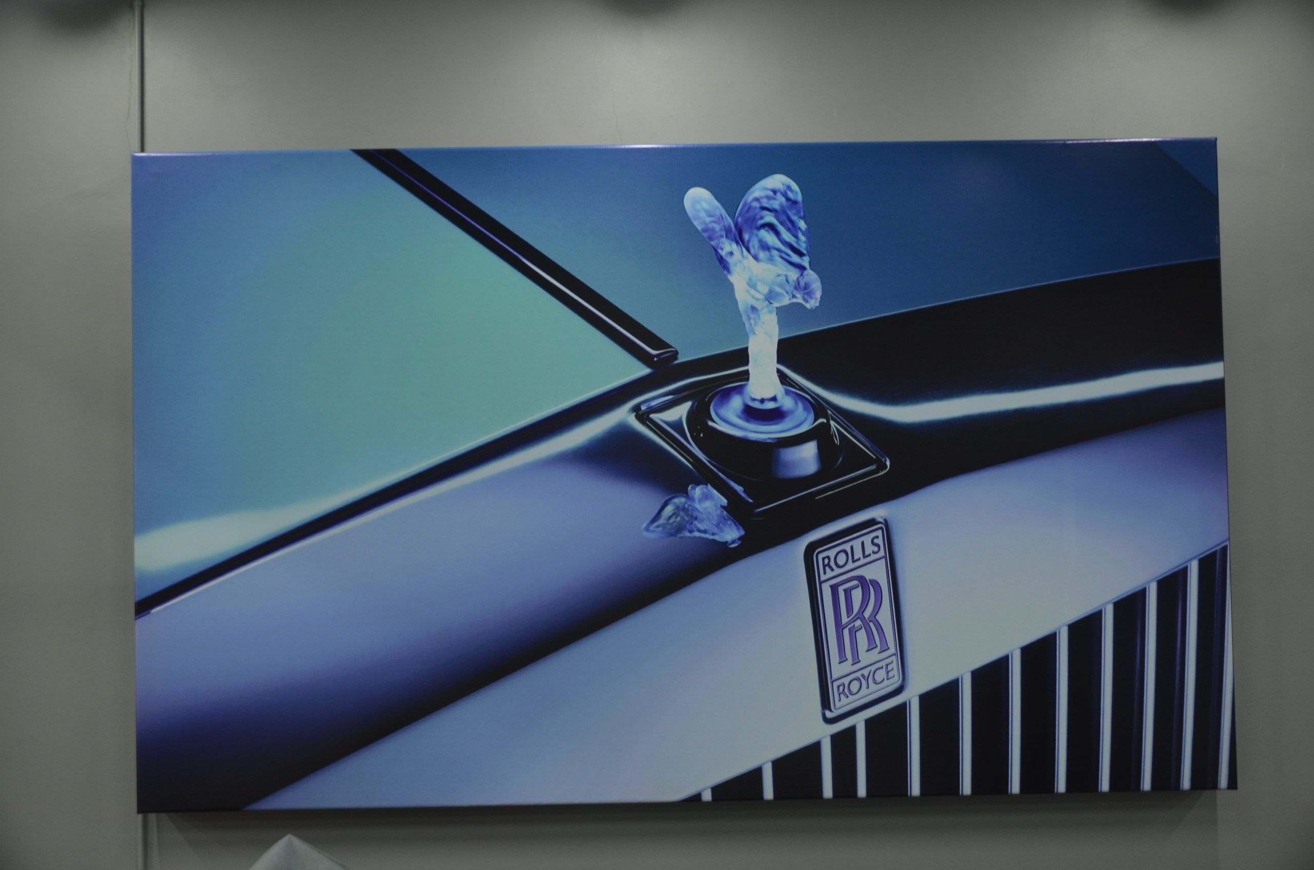 Lote 058 - Emblema Rolls Royce “Espíritu de Éxtasis”, Impresión sobre vinil, 180 x 297cm