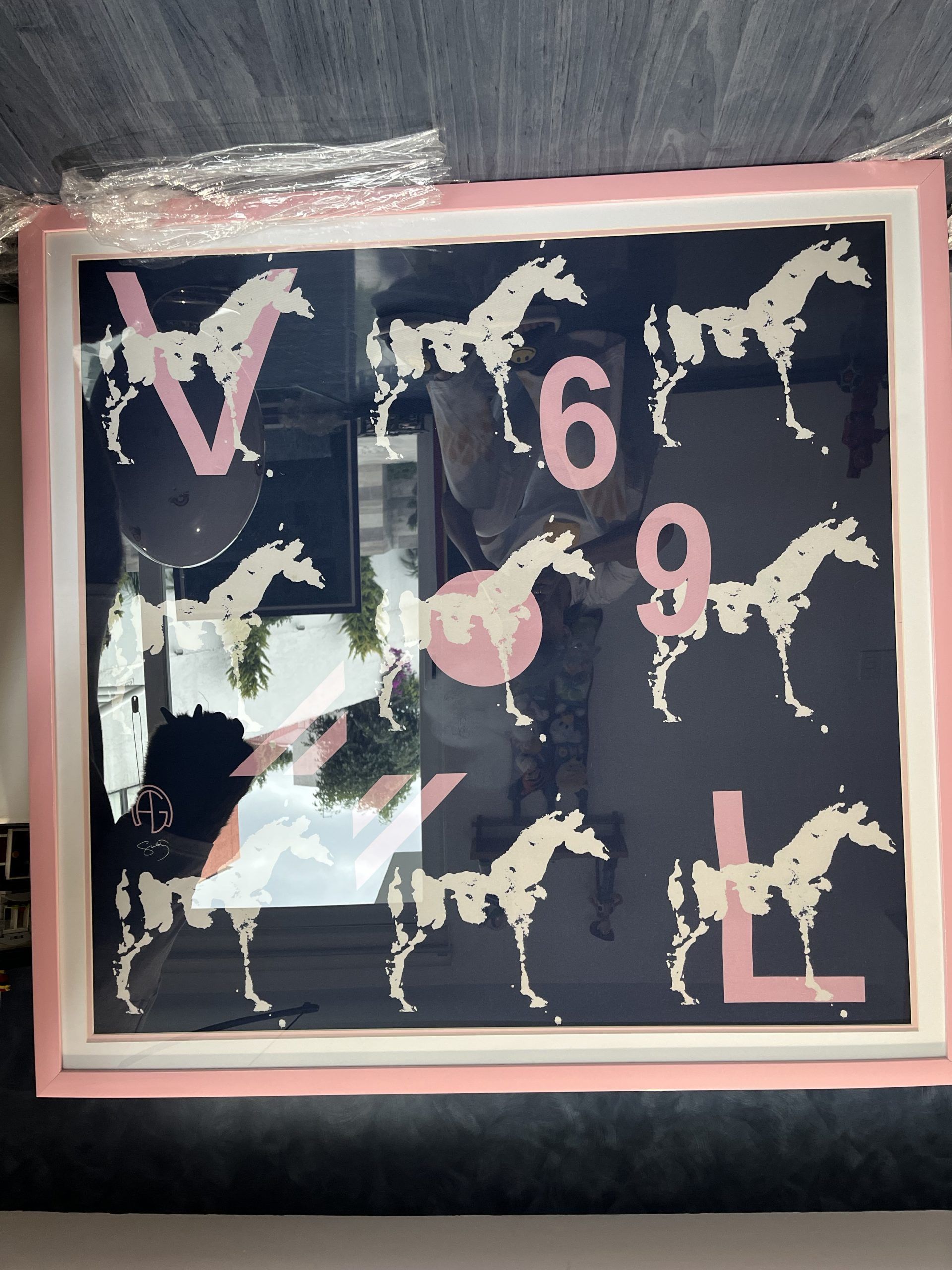 Lote 059 - Titulo: caballos de vapor. Mascada de seda enmarcada. 100x100cm