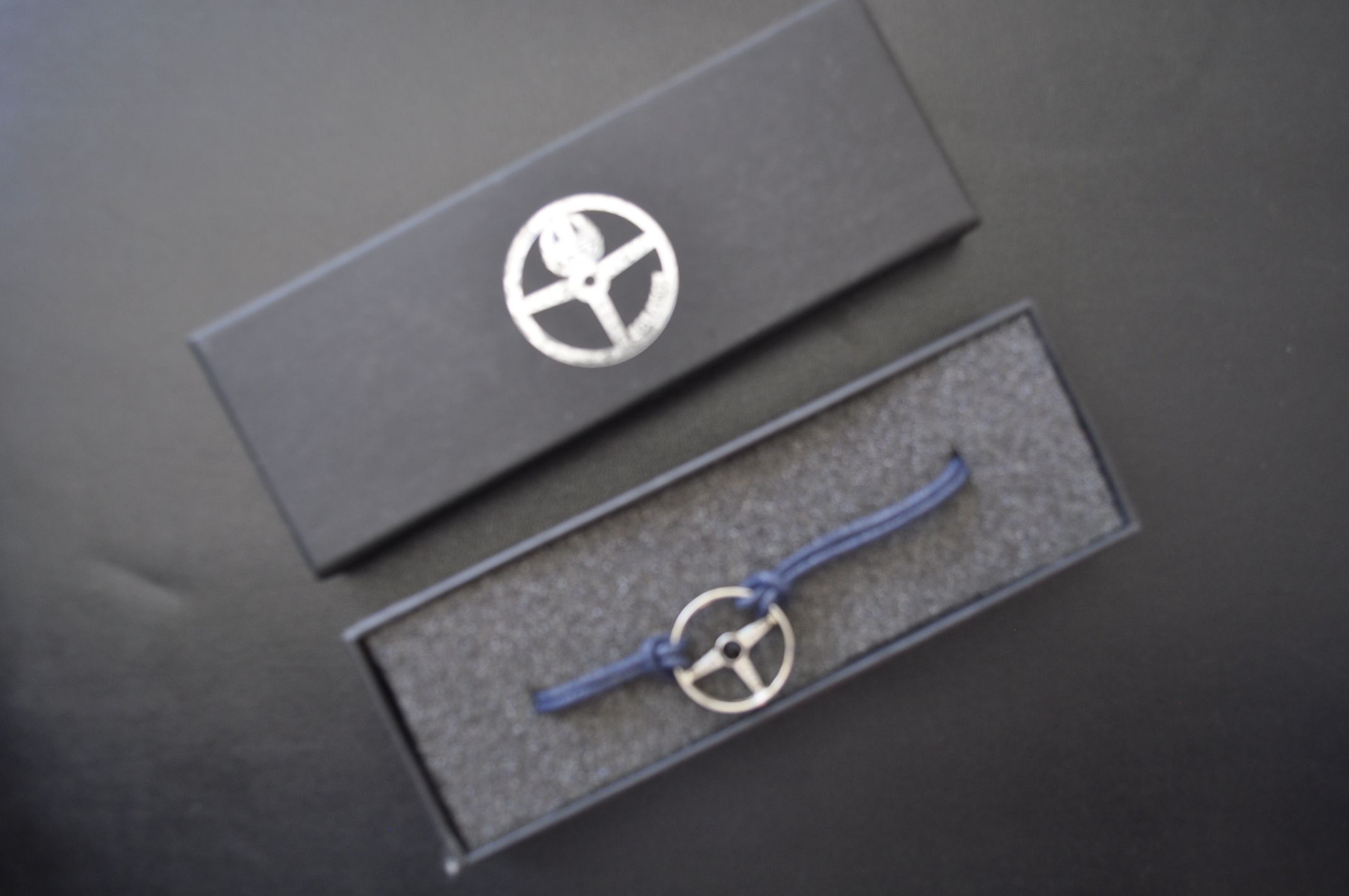 Lote 061 - Scratch Racing. Volante. Brazalete en metal plateado, nuevo.