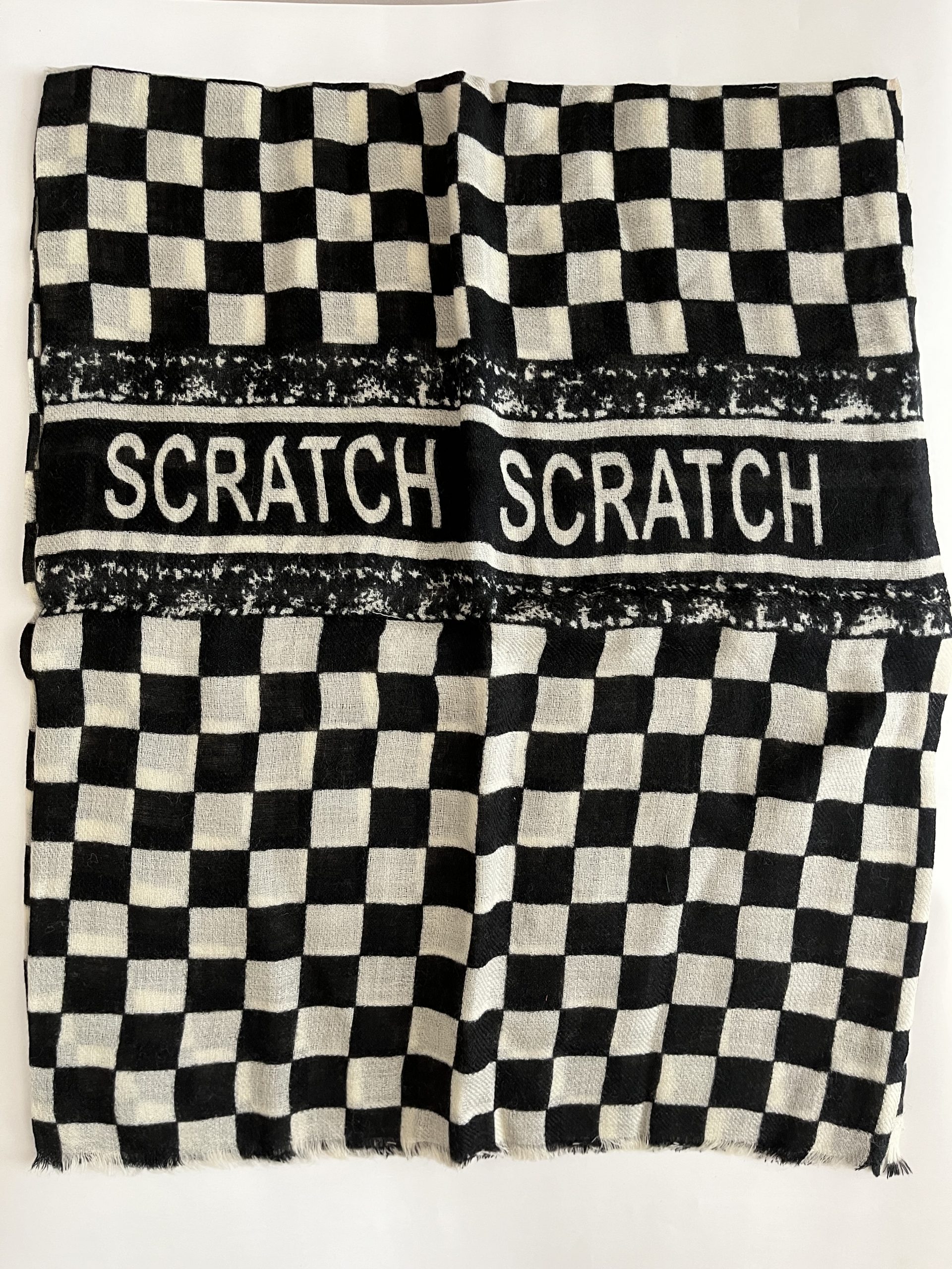 Lote 062 - Scratch Racing. Una mascada de seda, negra y blanca, alusiva a las carreras, nueva, 120cm largo, en su caja original