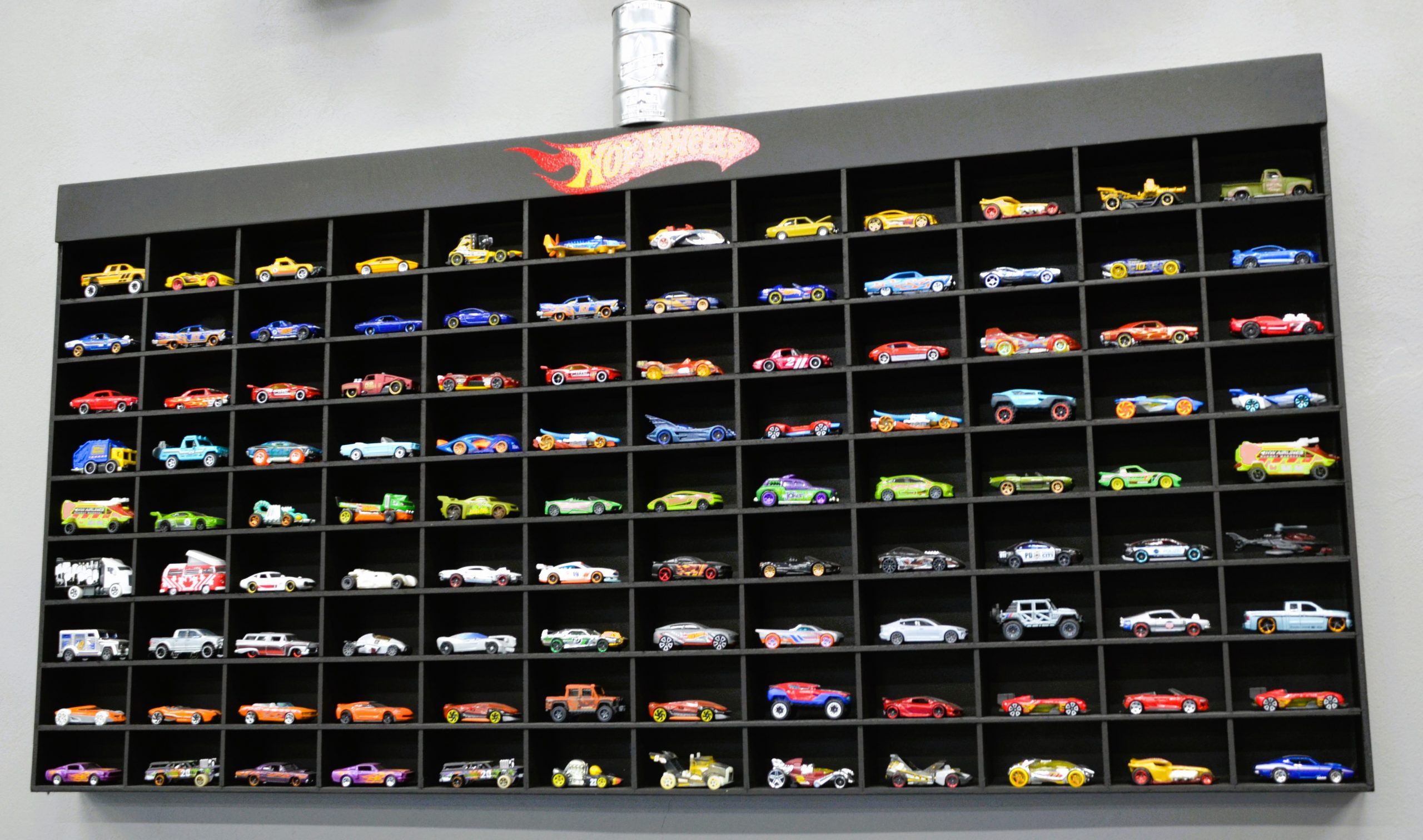 Lote 007 - Mostrador de madera para 108 hot wheels, 120 x 60cm. Los coches están incluidos en el lote.