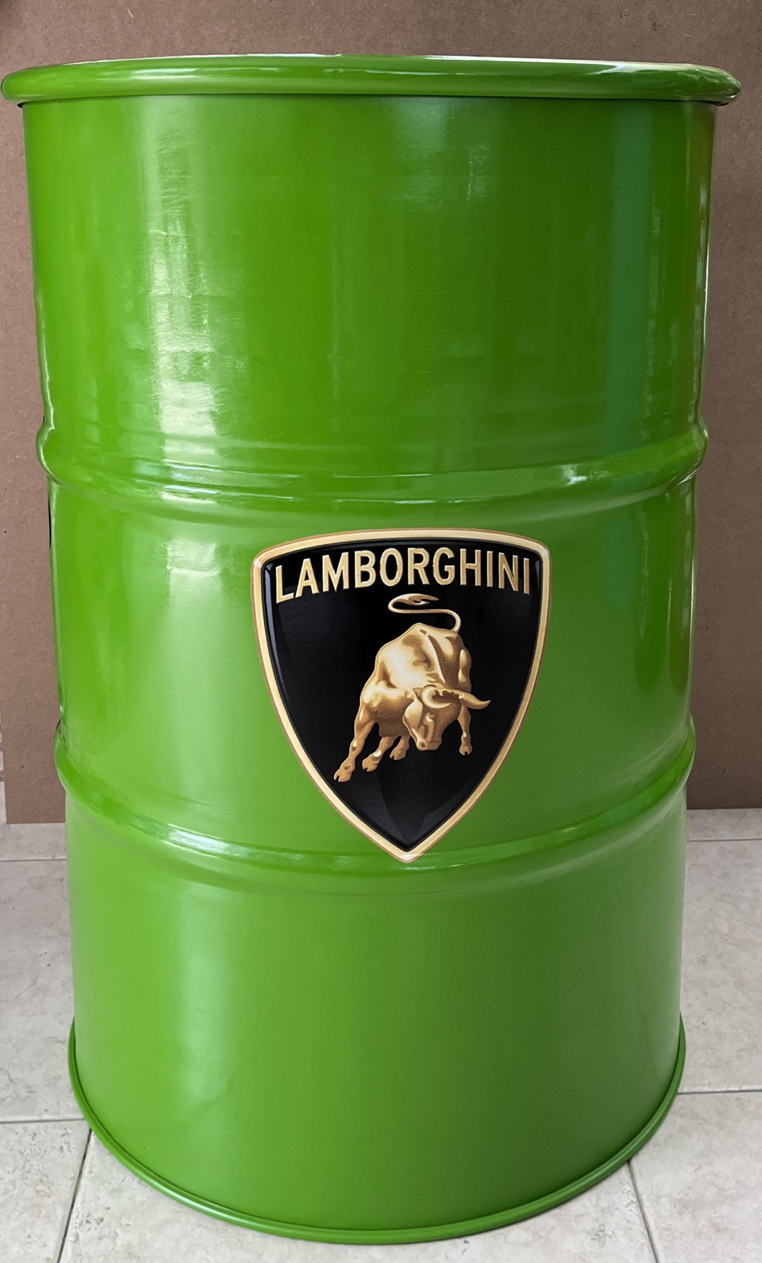 Lote 009 - Barril decorativo marcado Lamborghini. Altura 110cm