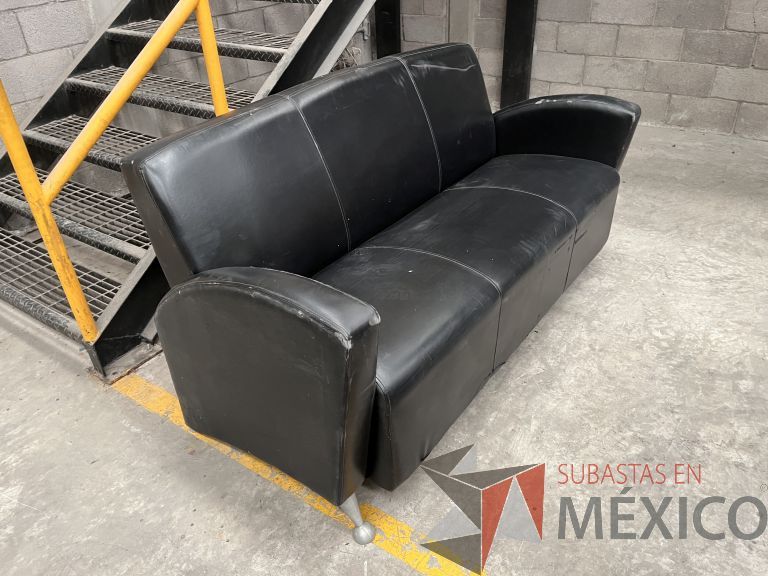 Lote 008 - Sillón de 3 plazas en piel color negro con patas metálicas - Imagen 8