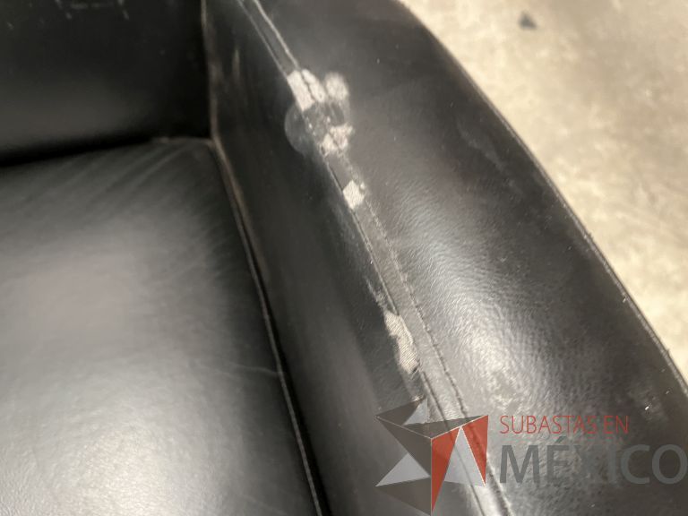 Lote 008 - Sillón de 3 plazas en piel color negro con patas metálicas - Imagen 5