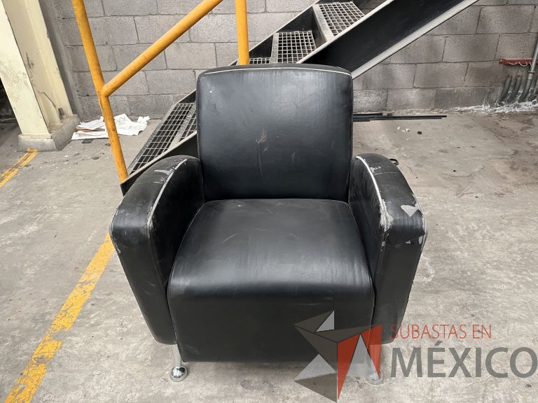 Lote 038 - Sillón de 1 plaza en piel color negro con patas metálicas
