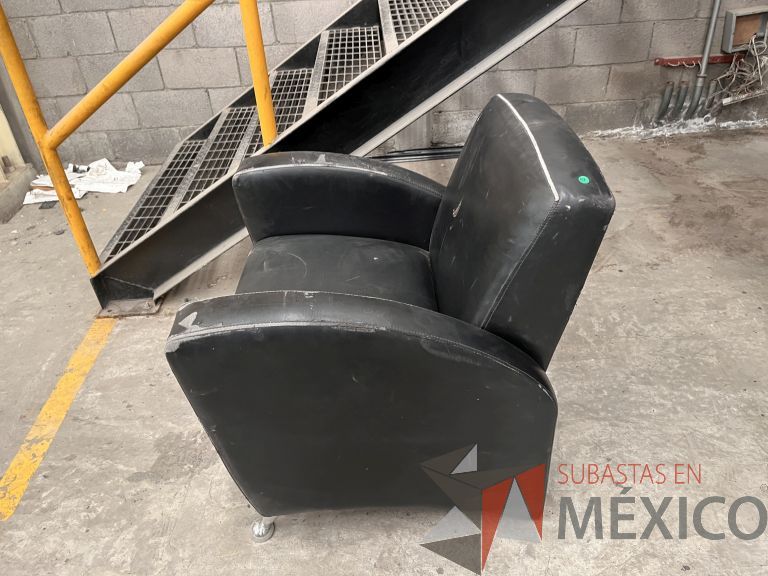Lote 038 - Sillón de 1 plaza en piel color negro con patas metálicas - Imagen 3