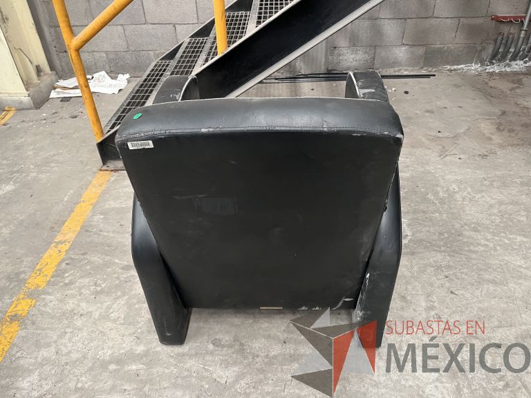 Lote 038 - Sillón de 1 plaza en piel color negro con patas metálicas - Imagen 2