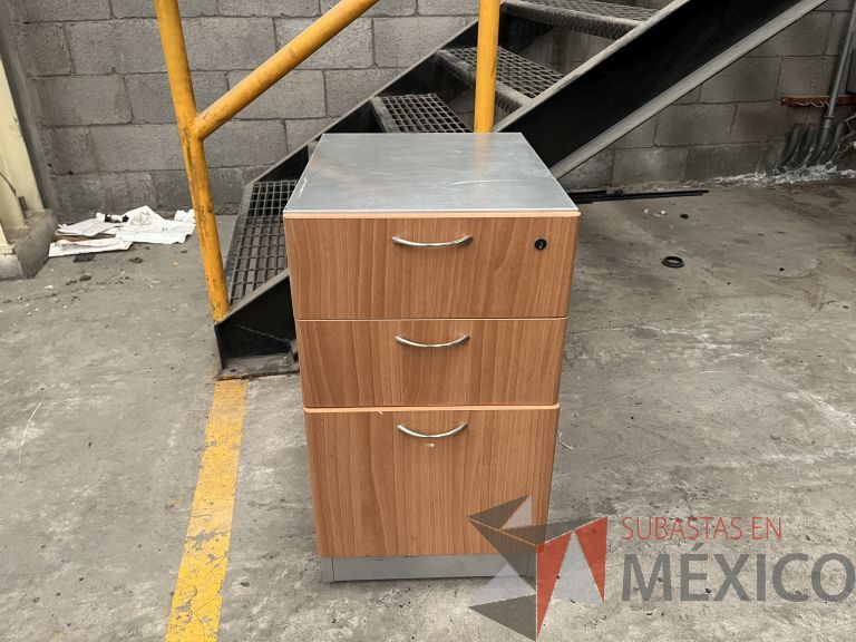 Lote 120 - 4 Archiveros verticales metálicos de 3 cajones con tapa de madera