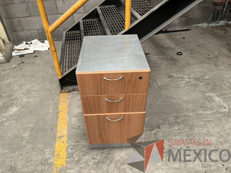 Lote 120 - 4 Archiveros verticales metálicos de 3 cajones con tapa de madera - Imagen 9