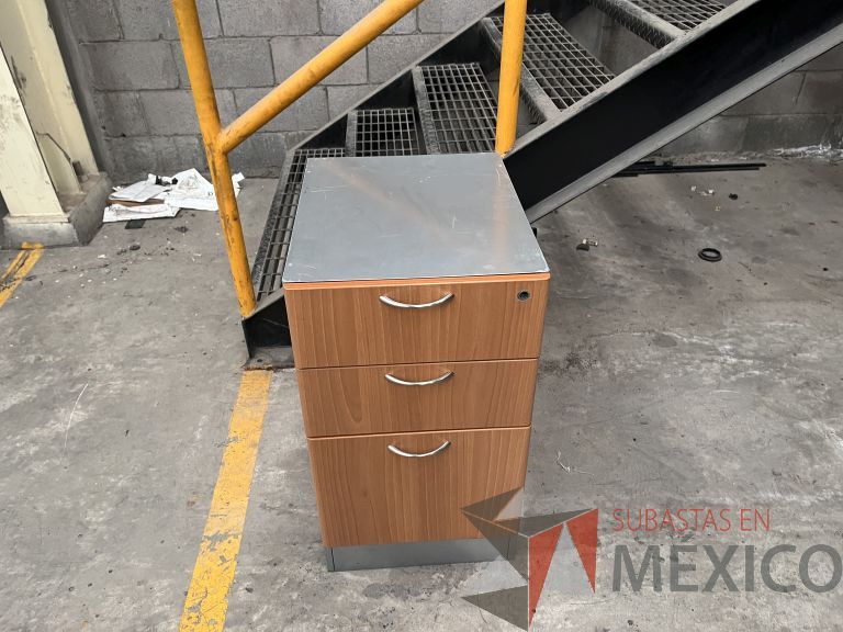Lote 120 - 4 Archiveros verticales metálicos de 3 cajones con tapa de madera - Imagen 6