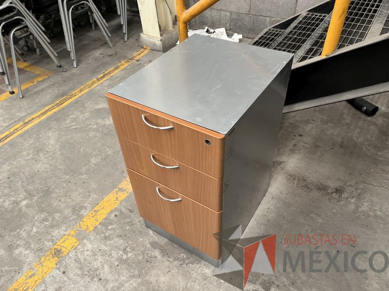 Lote 120 - 4 Archiveros verticales metálicos de 3 cajones con tapa de madera - Imagen 5