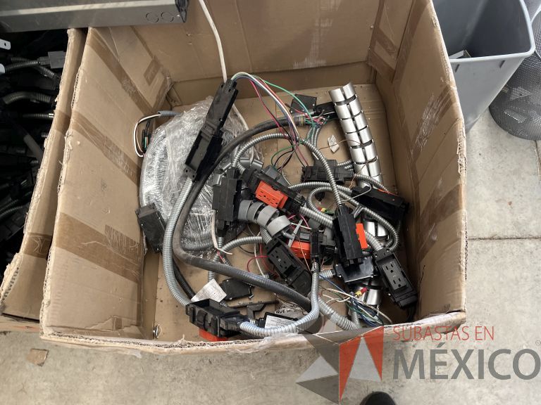 Lote 010 - Lote con (mamparas con accesorios, cubiertas, patas y tapas. (Accesorios para estación de trabajo), aproximadamente 5000 - Imagen 43