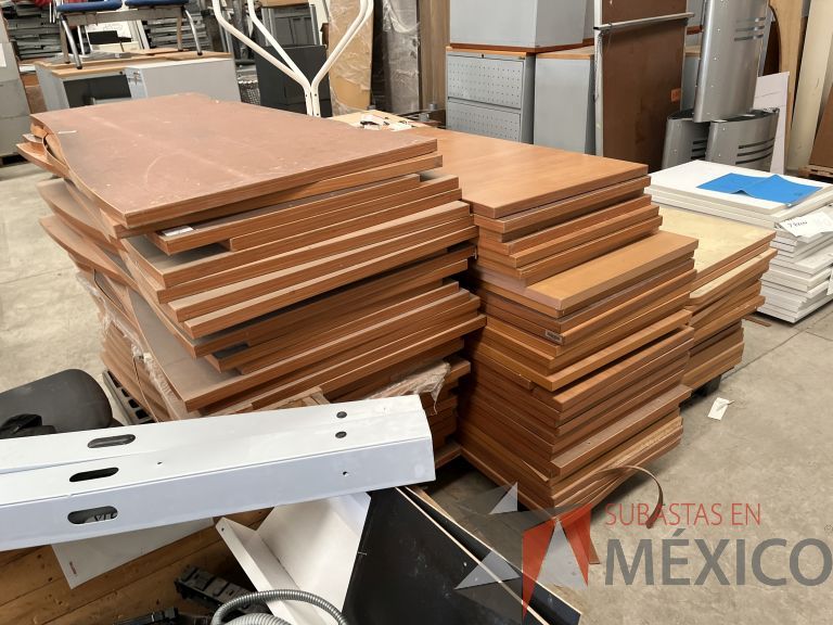 Lote 010 - Lote con (mamparas con accesorios, cubiertas, patas y tapas. (Accesorios para estación de trabajo), aproximadamente 5000 - Imagen 38