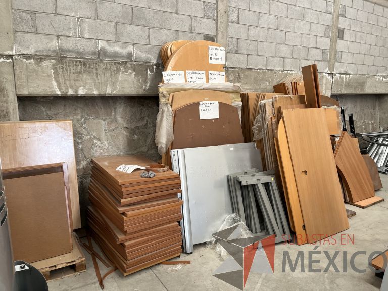 Lote 010 - Lote con (mamparas con accesorios, cubiertas, patas y tapas. (Accesorios para estación de trabajo), aproximadamente 5000 - Imagen 36