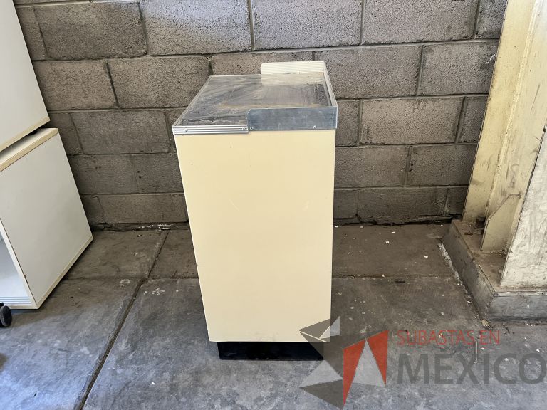 Lote 012 - Gabinete metálico con 1 puerta de vidrio y 2 cajones - Imagen 5