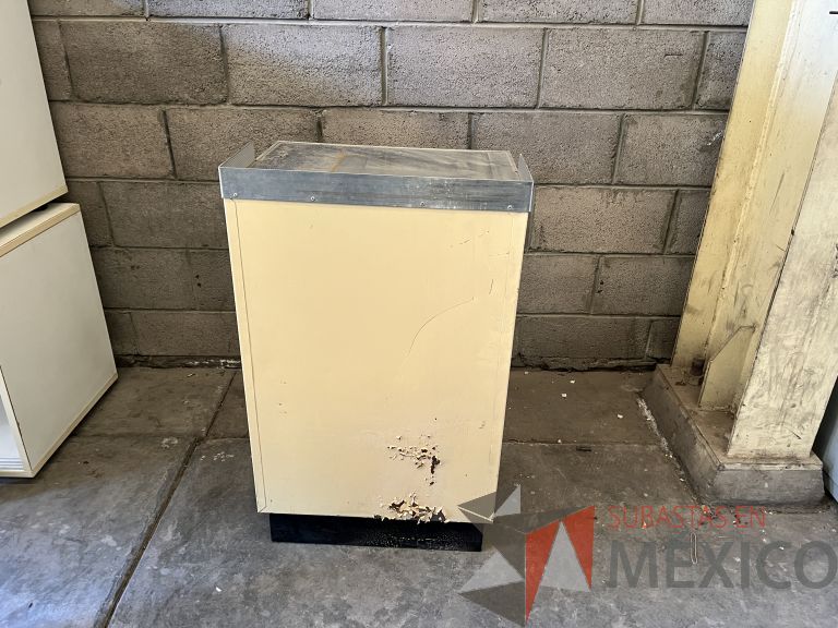 Lote 012 - Gabinete metálico con 1 puerta de vidrio y 2 cajones - Imagen 4
