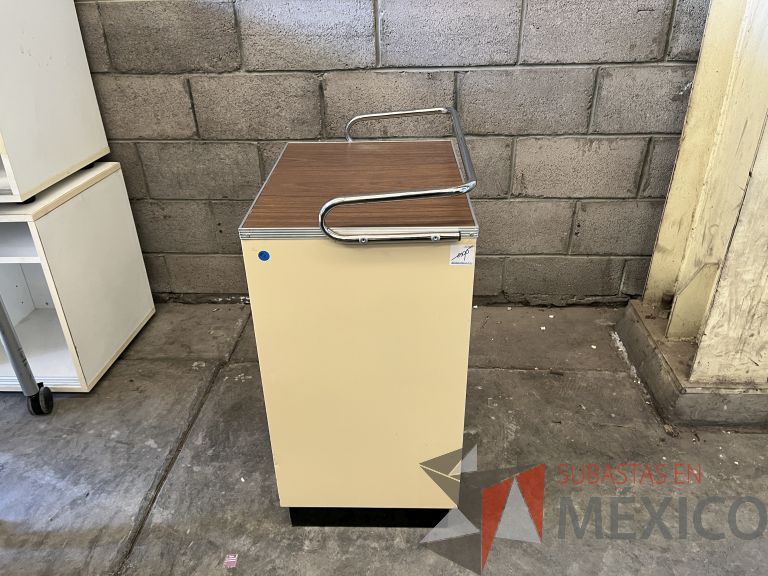 Lote 013 - Gabinete metálico con 1 puerta de vidrio y 2 cajones - Imagen 5