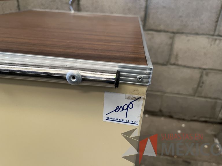 Lote 013 - Gabinete metálico con 1 puerta de vidrio y 2 cajones - Imagen 4