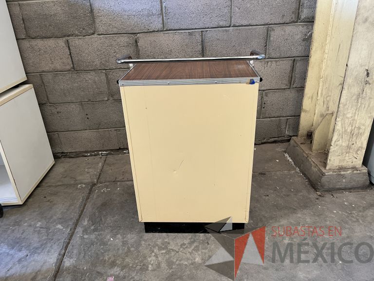 Lote 013 - Gabinete metálico con 1 puerta de vidrio y 2 cajones - Imagen 3