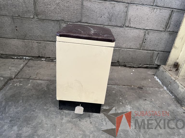 Lote 014 - Bote de basura metálico con pedal y cojín - Imagen 6