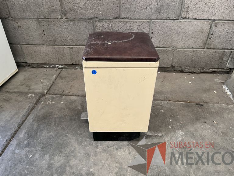 Lote 014 - Bote de basura metálico con pedal y cojín - Imagen 4