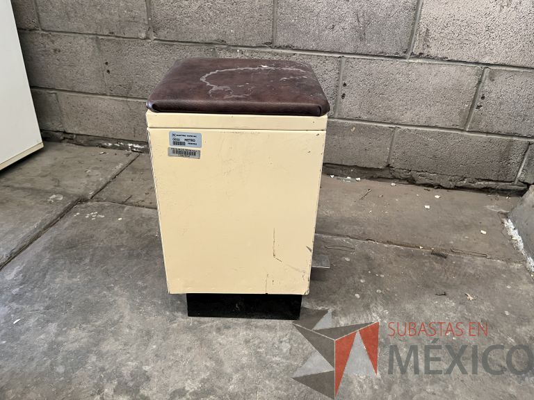 Lote 014 - Bote de basura metálico con pedal y cojín - Imagen 3