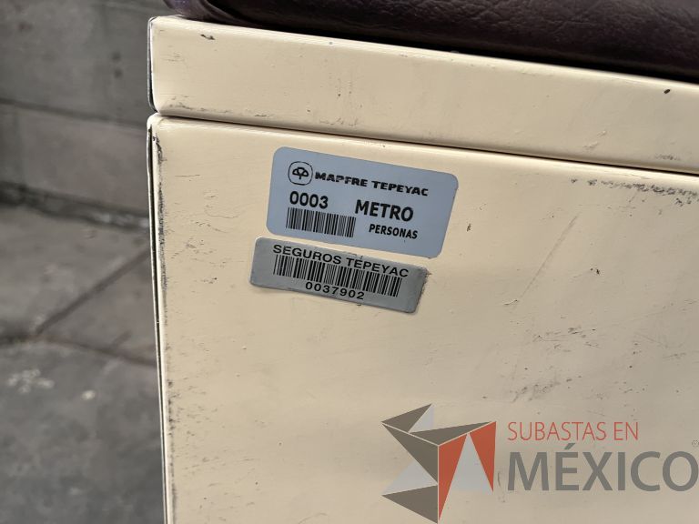 Lote 014 - Bote de basura metálico con pedal y cojín - Imagen 2